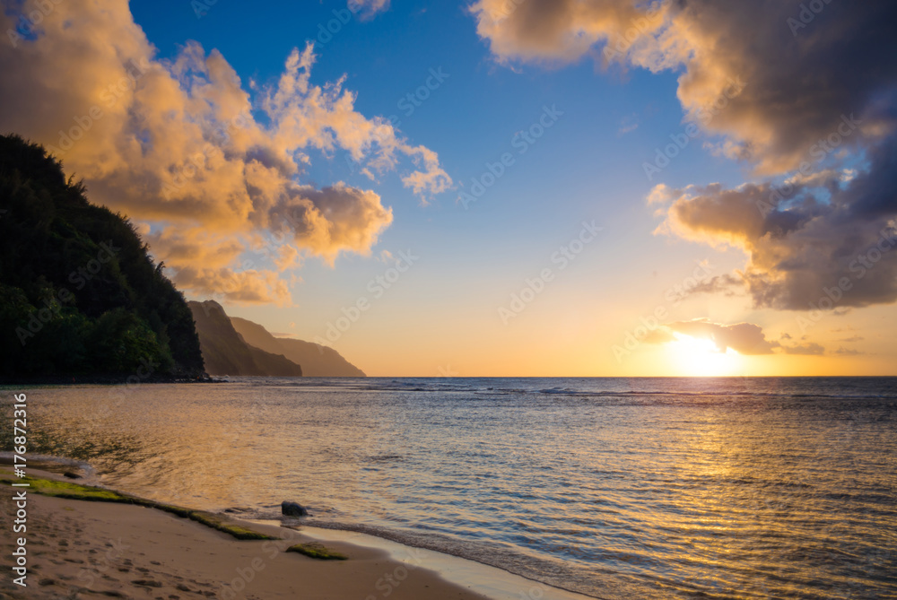 Naklejka premium Sunset of the Na Pali coast from Ke'e Beach on north of Kauai, Hawaii