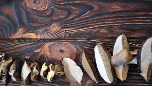 Grzyby jadalne na drewnianym rustykalnym tle