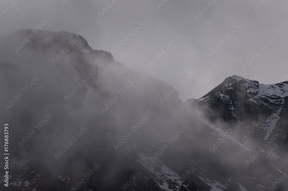 Der Nebel kommt in die Österreicher Alpen