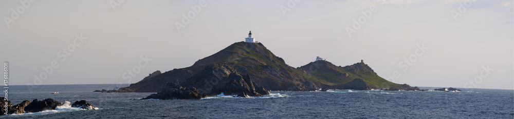 Corsica, 01/09/2017: tramonto mozzafiato sulle Isole Sanguinarie, le famose quattro isole di porfido rosso scuro, piccolo arcipelago nel Golfo di Ajaccio con un faro risalente al 1844