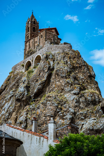 Vue sur la chapelle Saint-Michel d Aiguilhe du Puy-en-Velay