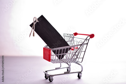 Empty tag in shopping cart © suman