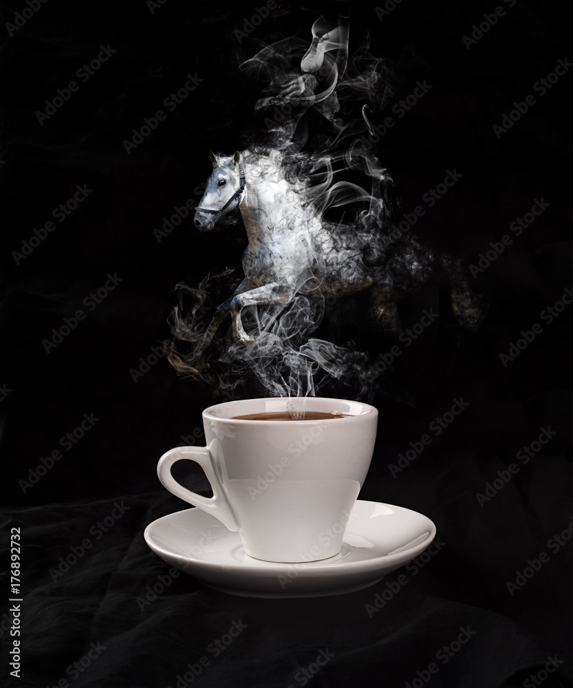 Obraz premium Filiżanka kawy z koniem od pary na czarnym tle