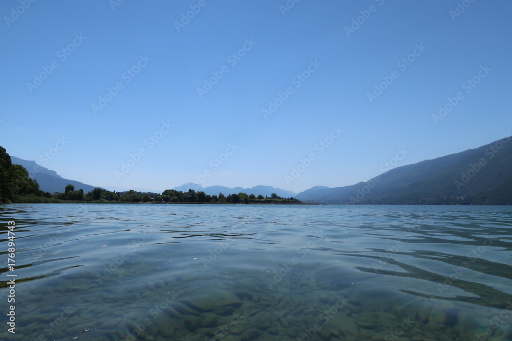 Le Lac d'Aix-les-Bains avec vue sur la montagne