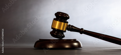 Fotografía Judge or auction gavel on a dark background