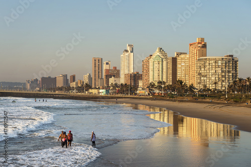 Skyline und Strand von Durban, Südafrika