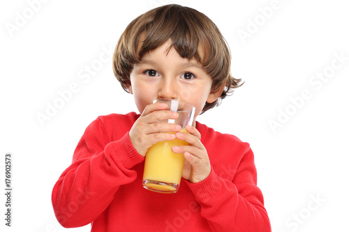 Kind trinken Orangensaft Orangen Saft gesunde Ernährung Freisteller freigestellt isoliert
