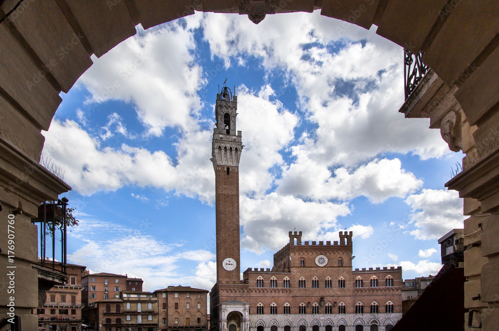 Obraz premium Piazza del Campo with Palazzo Pubblico, Siena, Italy