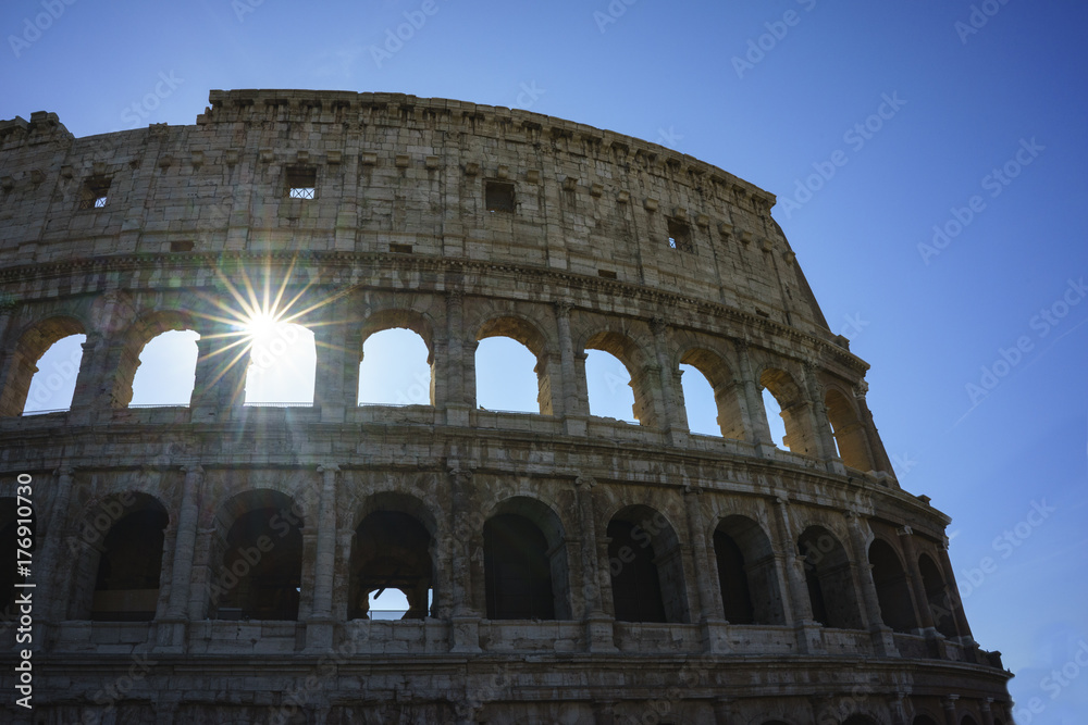 Raggi di sole sul Colosseo