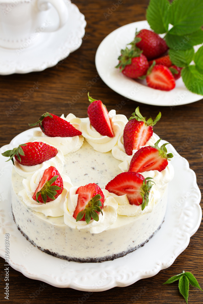 Creamy cheesecake with chocolate Oreo biscuits and strawberries.