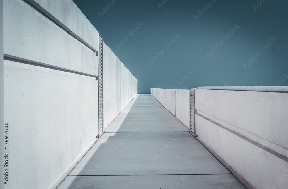 Obraz premium Geometria miejska, patrząc na budynek. Nowoczesna architektura czarno-biała, beton i szkło. Streszczenie projektu architektonicznego. Inspirujący, artystyczny obraz. Artystyczny wizerunek i punkt widzenia.