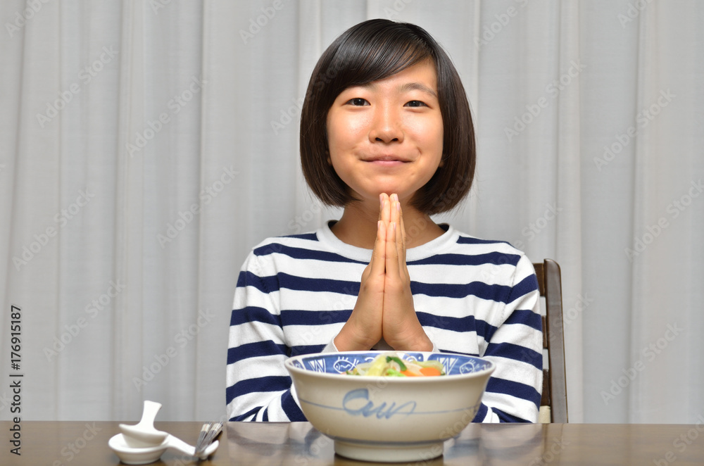 ラーメンを美味しそうに食べる女の子 ラーメンを美味しそうに食べる女の子