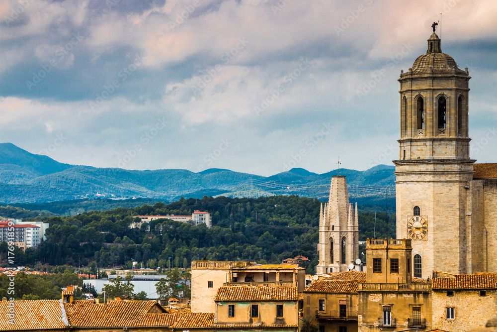 Obraz premium Крыши города Жирона. Кафедральный собор Жироны.