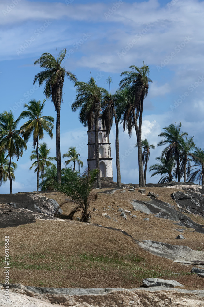 La tour Dreyfus de Kourou, vue de la pointe des roches en Guyane française