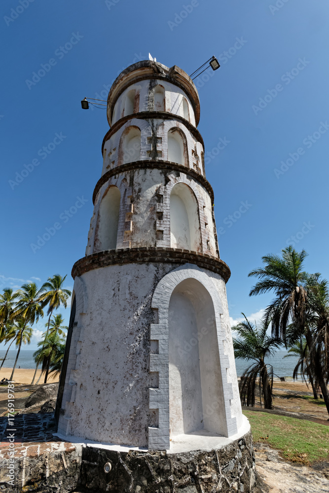 Un monument de l'histoire du bagne en Guyane française, la tour Dreyfus, sémaphore de communication avec le bagnard, le Capitaine Dreyfus détenu sur l'île du Diable, Kourou,