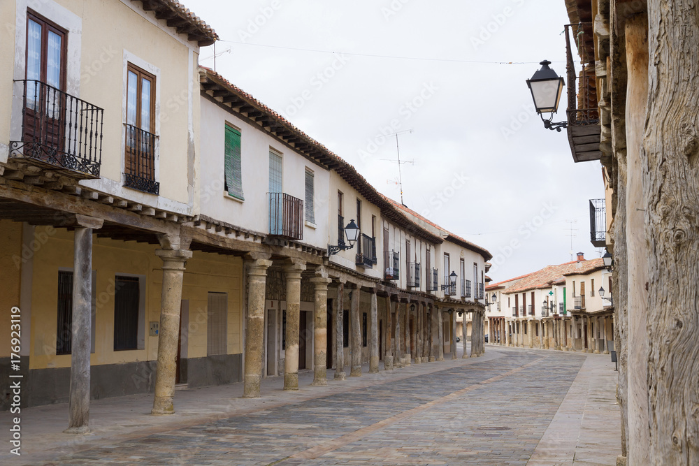 Soportales en la Calle principal de la localidad de  Ampudia en Palencia España