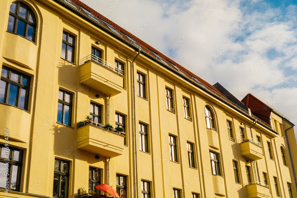 Naklejka premium orange high contrasted apartment house