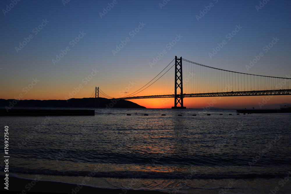 日没直後の明石海峡大橋