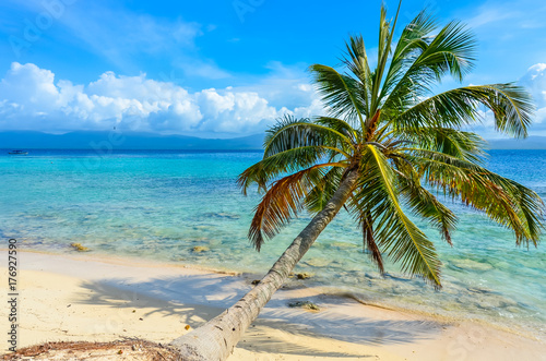 Fototapeta Naklejka Na Ścianę i Meble -  Beautiful lonely beach in caribbean San Blas island, Kuna Yala, Panama. Turquoise tropical Sea, paradise travel destination, Central America
