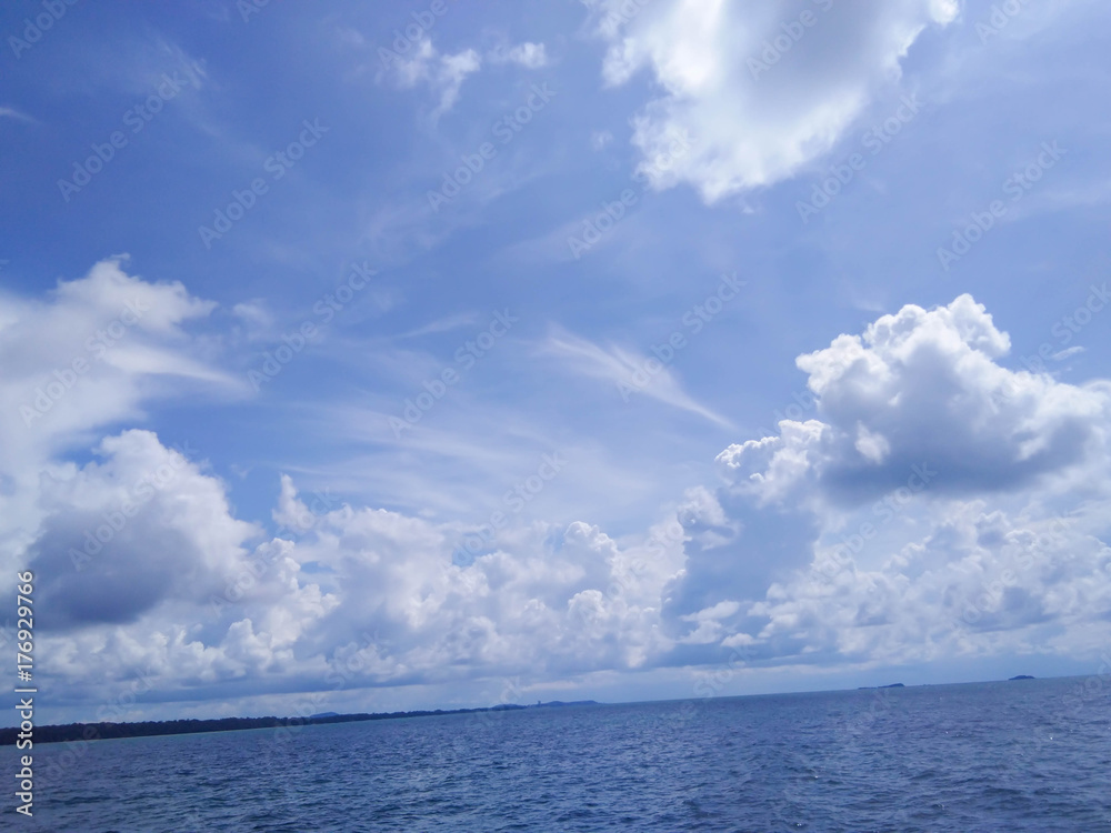 Naklejka premium Sea and blue sky