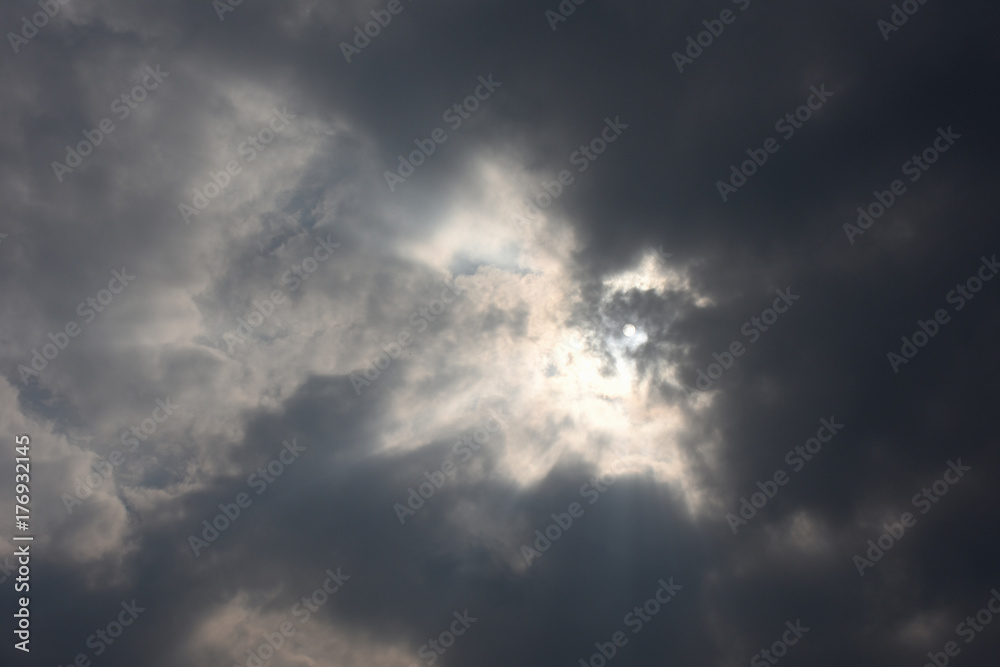 太陽と雲（天国、神々しい、未来、夢、成功などのイメージ）