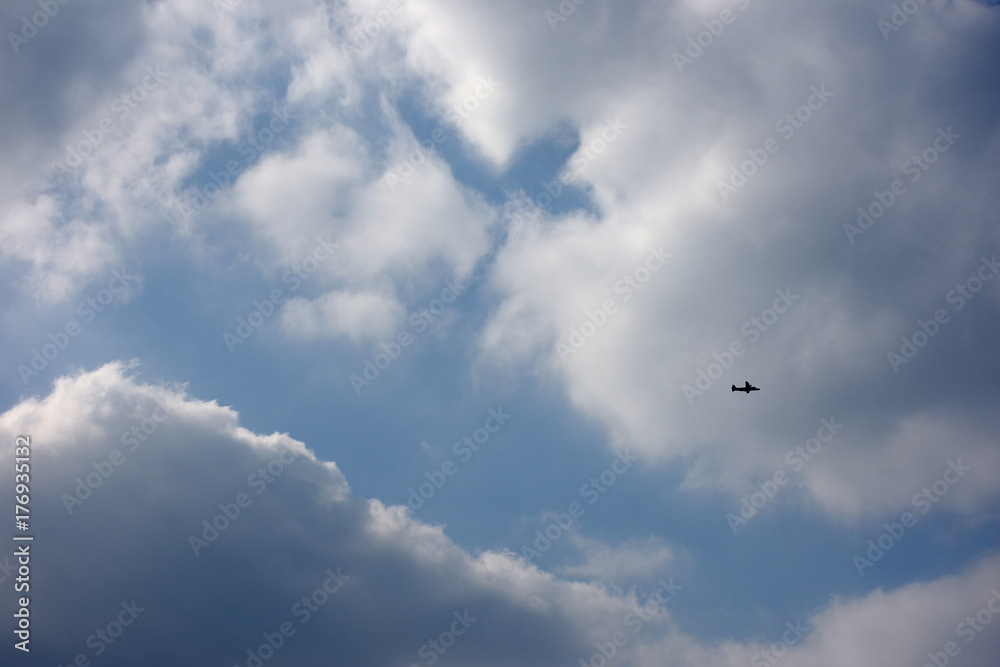 飛行機と青空と雲「空想・雲のモンスター（正面を向いたセント・バーナード犬などのイメージ）」（雪中遭難救助犬、冒険を見守る、安全を見守るなどのイメージ）