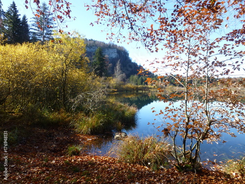 Lac de Bonlieu en automne photo