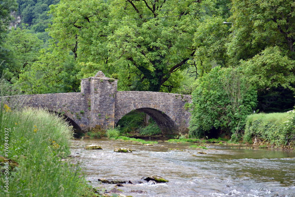 pont ancien, arches romaines, pont médiéval, Jura, France