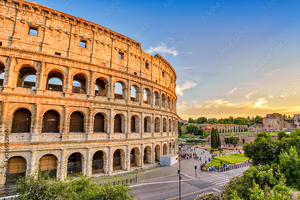 Naklejka premium Rzym zmierzch miasta linia horyzontu przy Rzym Colosseum (Roma kolosseum), Rzym, Włochy