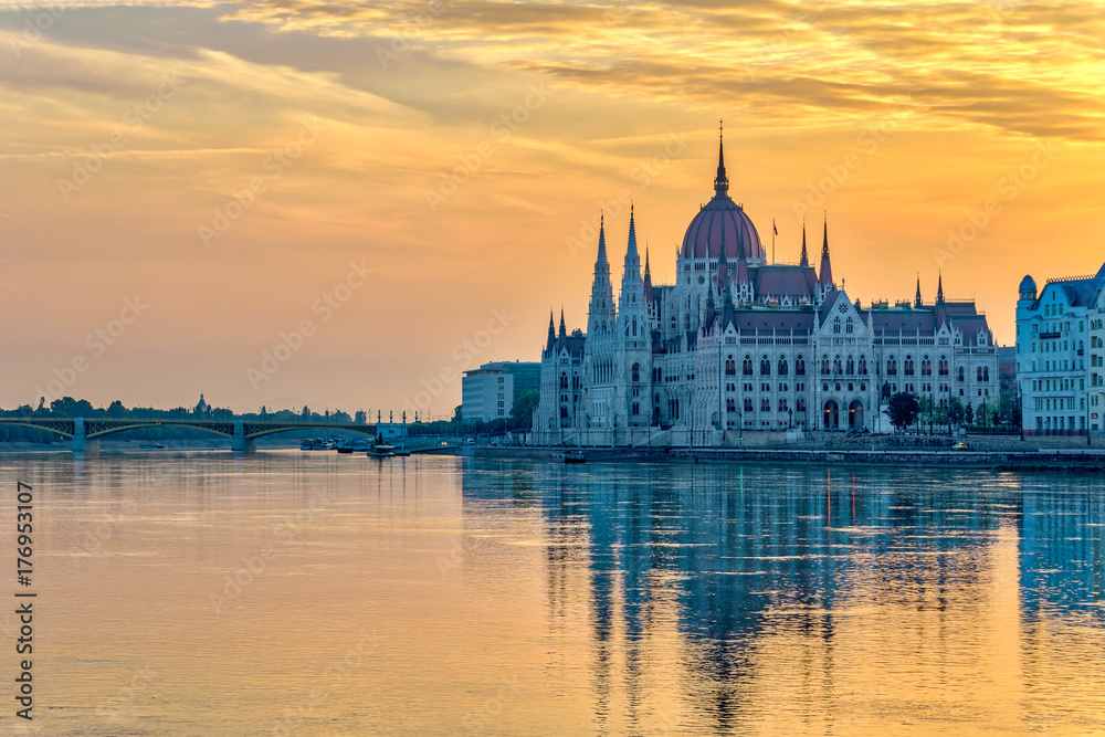 Fototapeta premium Budapeszt wschód słońca panoramę miasta w węgierskim parlamencie i Dunaju, Budapeszt, Węgry