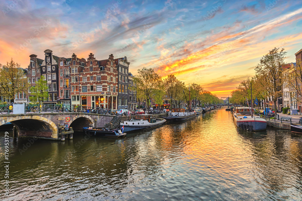 Naklejka premium Amsterdam zachód panoramę miasta na nabrzeżu kanału, Amsterdam, Holandia