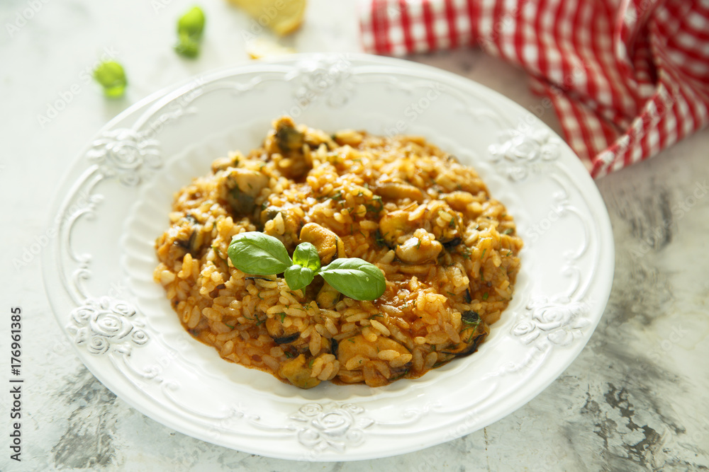 Mussels risotto with tomatoes