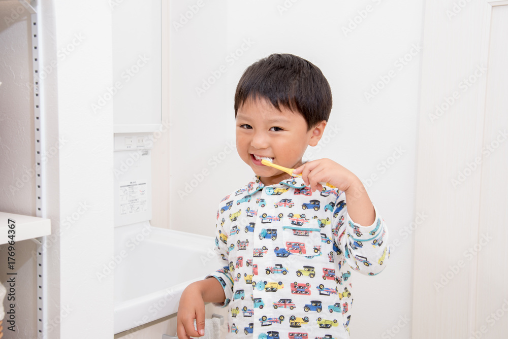 パジャマで歯磨きする男の子 パジャマで歯磨きする男の子