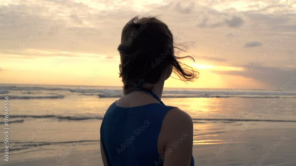 Pensive woman admire sunset on beach, super slow motion 240fps
Pensive woman admire sunset on beach, super slow motion 240fps