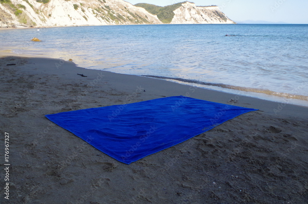 asciugamano da mare blu su spiaggia asciugamano da mare blu su spiaggia