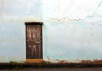 Canvas schilderij Oude deur Vintage deur met blauwe gebarsten muur  © kittisak
