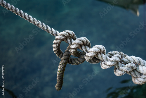 Essential knot for sailors. Half hitches.