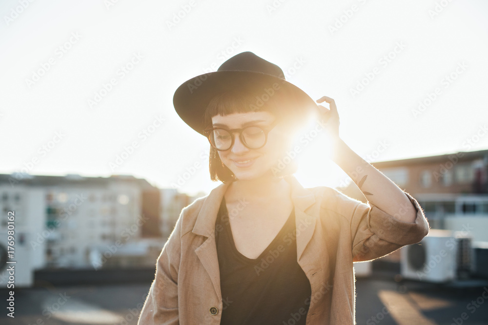 Φωτογραφία Beautiful natural beauty woman smiles and laughs shy and pretty, poses for camer