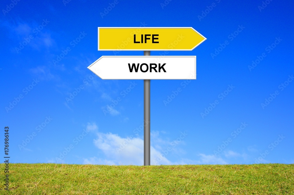 Schild Wegweiser zeigt Work und Life