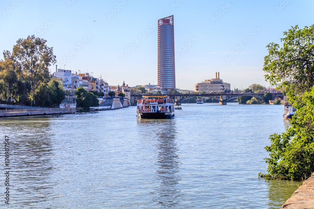 Obraz premium Guadalquivir River in Seville, Spain