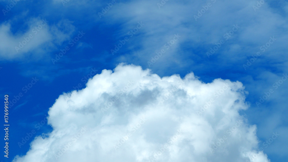 Obraz premium Big white cloud on the blue sky.