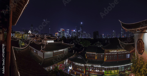 Blick von der historischen Altstadt von Shanghai auf den Geschäftsdistrikt