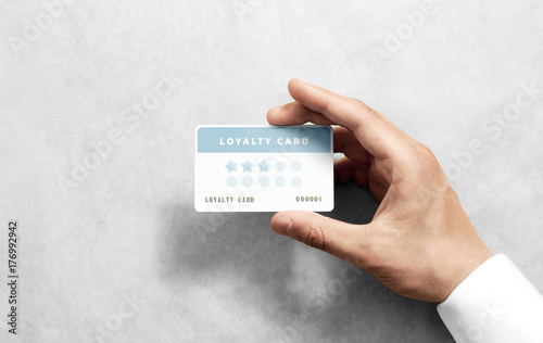Φωτογραφία Hand hold discount card template with rounded corners