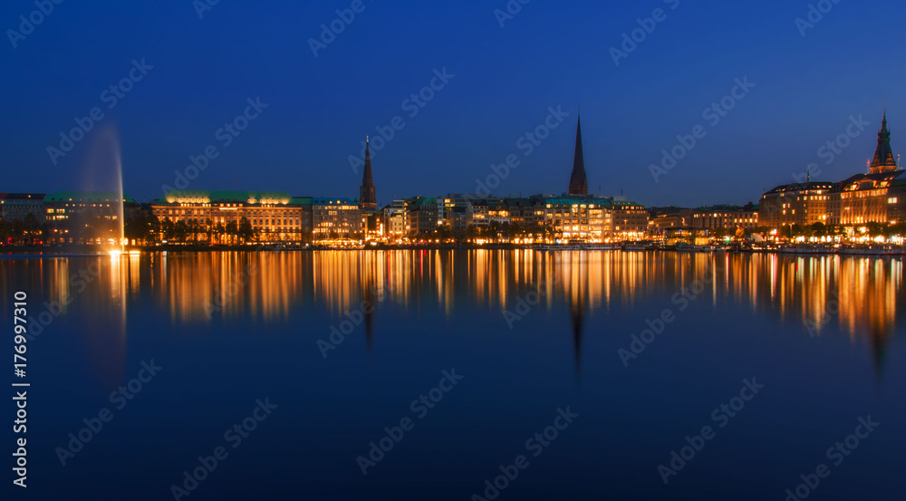 Fototapeta premium Hamburger Alster bei Nacht