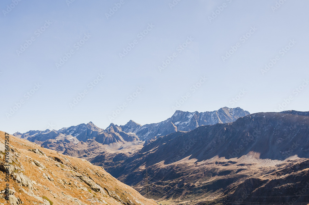 Fototapeta premium Bedretto, Bedrettotal, Nufenen, Nufenenpass, Ticino, Quelle, Alpen, Schweizer Berge, Tessin, Airolo, Herbst, Bergstrasse, Passstrasse, Wanderweg, Schweiz