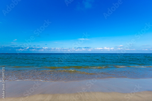 Fototapeta Naklejka Na Ścianę i Meble -  beach and tropical sea