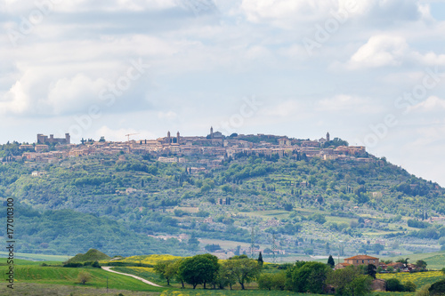 Fototapeta Naklejka Na Ścianę i Meble -  Village of Montalcino on a hill in Italy