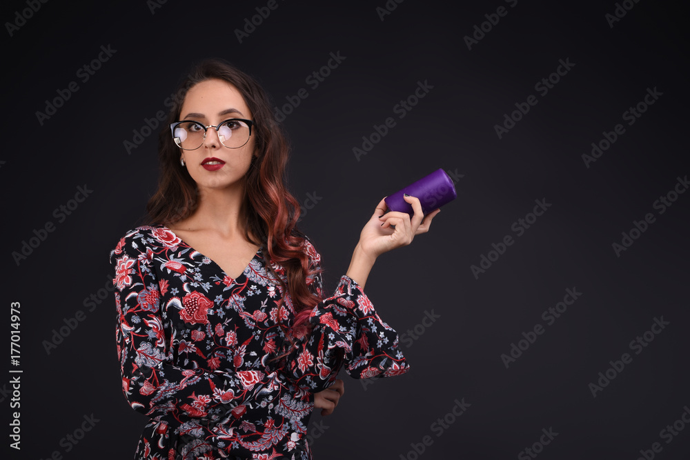 Naklejka premium Elegant lady holds a candle in her hands