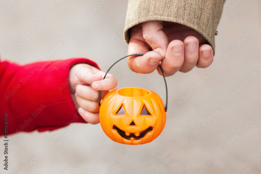 Φωτογραφία Little girl and her father, Halloween, parent and child trick or treating together
