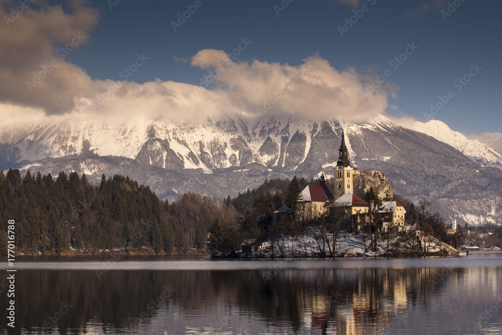 Slovenia, Lago di Bled e la sua isola con la chiesa.